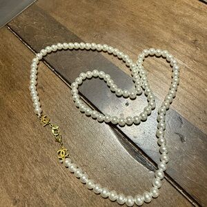 Elegant Pearl Necklace with Gold Accents